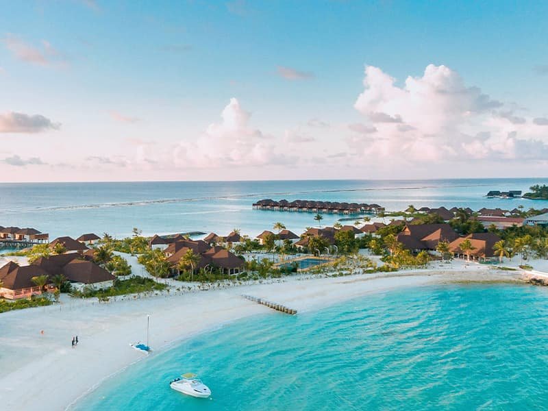 the ocean and luxury huts on the shore of the Maldives